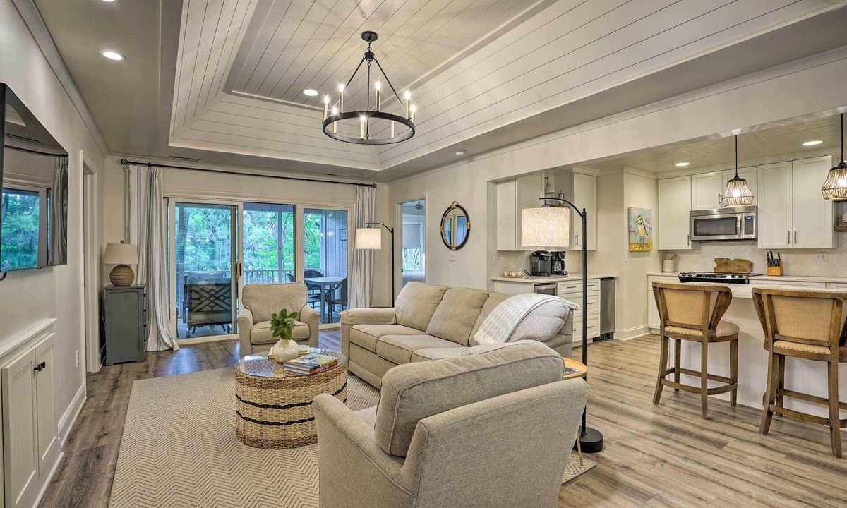 West Beach Cottage | Walk to Beach! Remodeled Cottage on Sparrow Pond