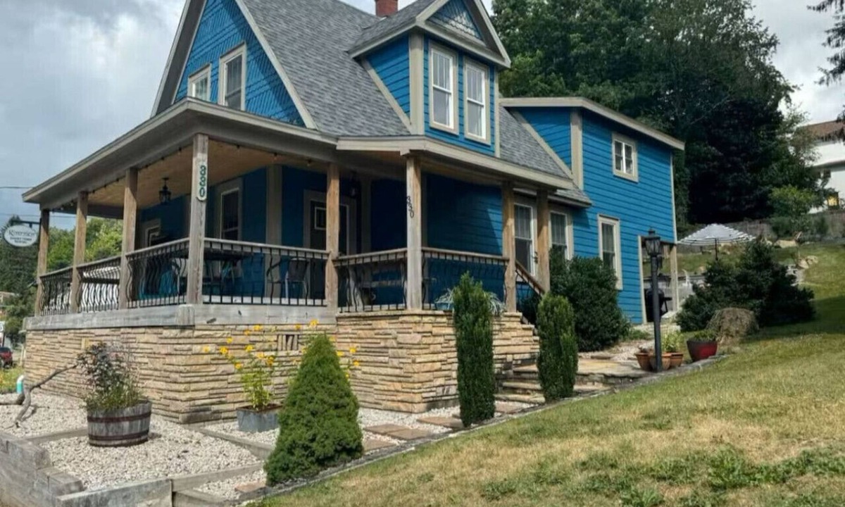 Thomas Apartment | Walk to Dining & River Walk | Cozy Backyard & Fireplace