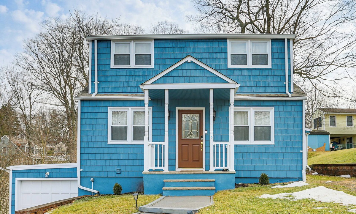 Hopatcong House | Walk to Lake Hopatcong: Vibrant Home w/Deck!