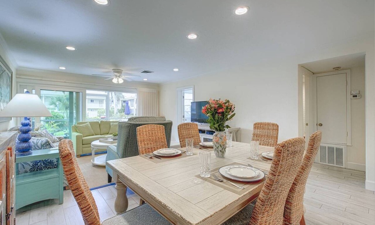 Saint Armands Key Condo | Walk to Lido Beach, Walk to Armand Cir with Dining & Shopping, WiFi, Xfinity, 2TV's, Heated Pool/Spa