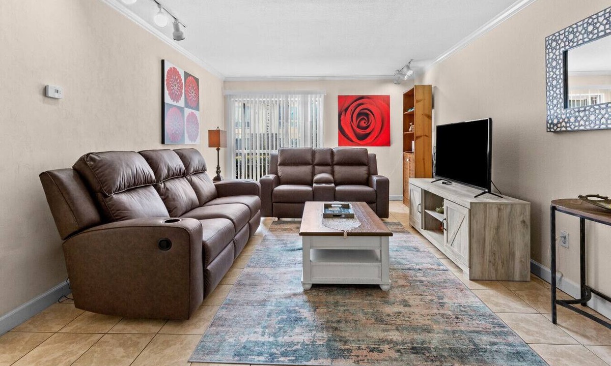 Gainesville Condo | Walk to Shands/UF - Budget 2 Bedroom Condo, Pool!