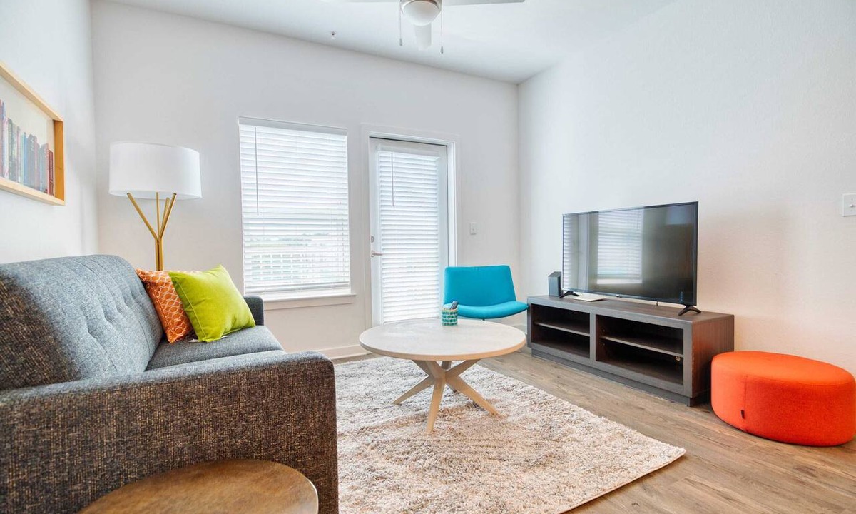 Gainesville Apartment | Walk to UF | Stylish 2BR | Ideal for Hospital & Gator Visitors