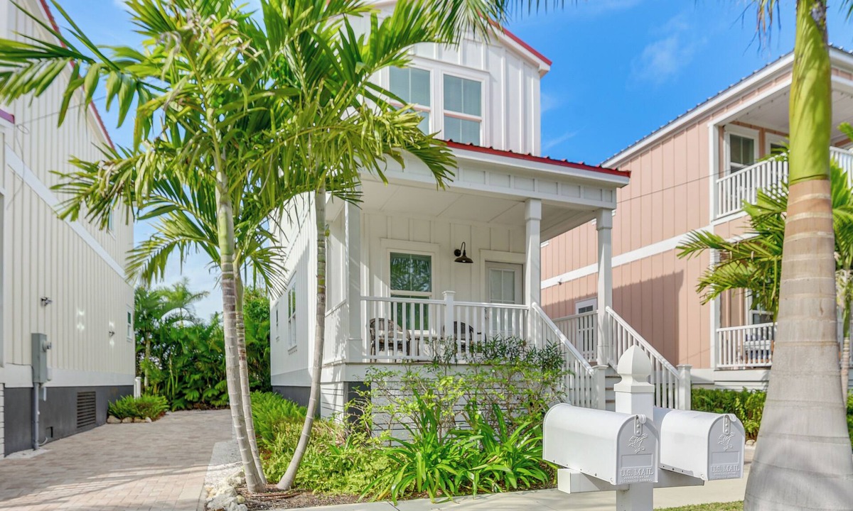 Bradenton Cottage | Walkable Location! Retreat 1 Mi to Island Ferry