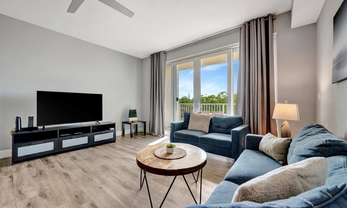 Ruskin Condo | Waterfront 3B Townhome | Beach Access & Hot Tub!