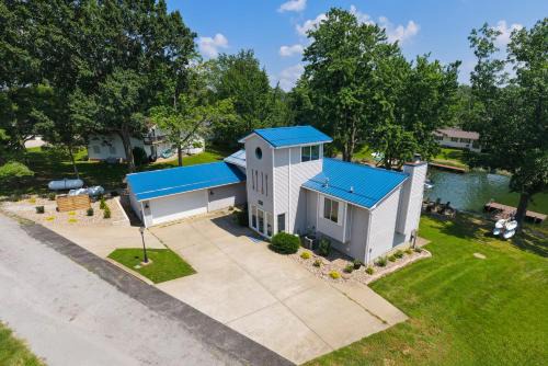 Marion House | Waterfront 3BR Loft w Dock on Lake of Egypt