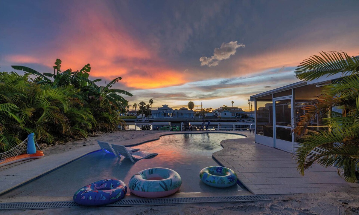 Spring Hill House | Waterfront/5BR w/Heated Pool/Kayaks & Ping-Pong