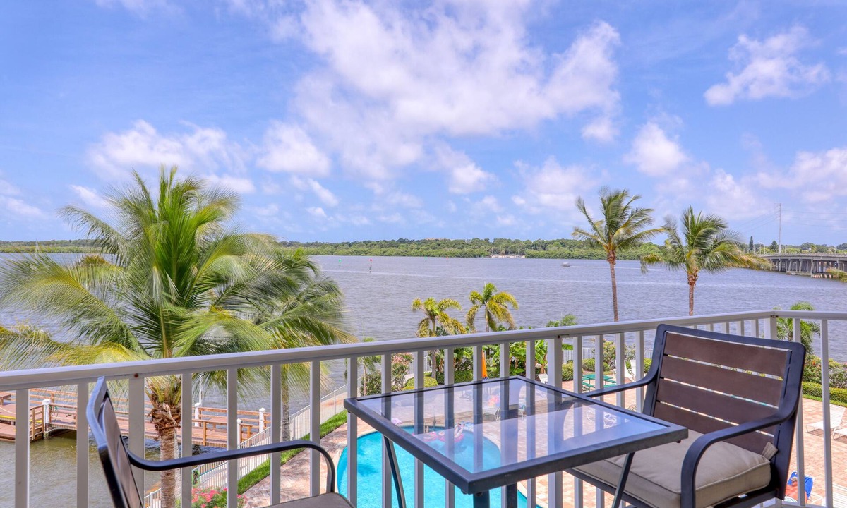 St. Petersburg Condo | Waterfront Condo w/Pool & Hot Tub! Mins to Beach!
