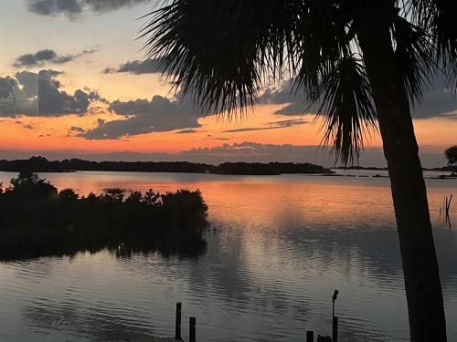 Cedar Key House | Waterfront Cottages with Sunsets, Kayaks Included!