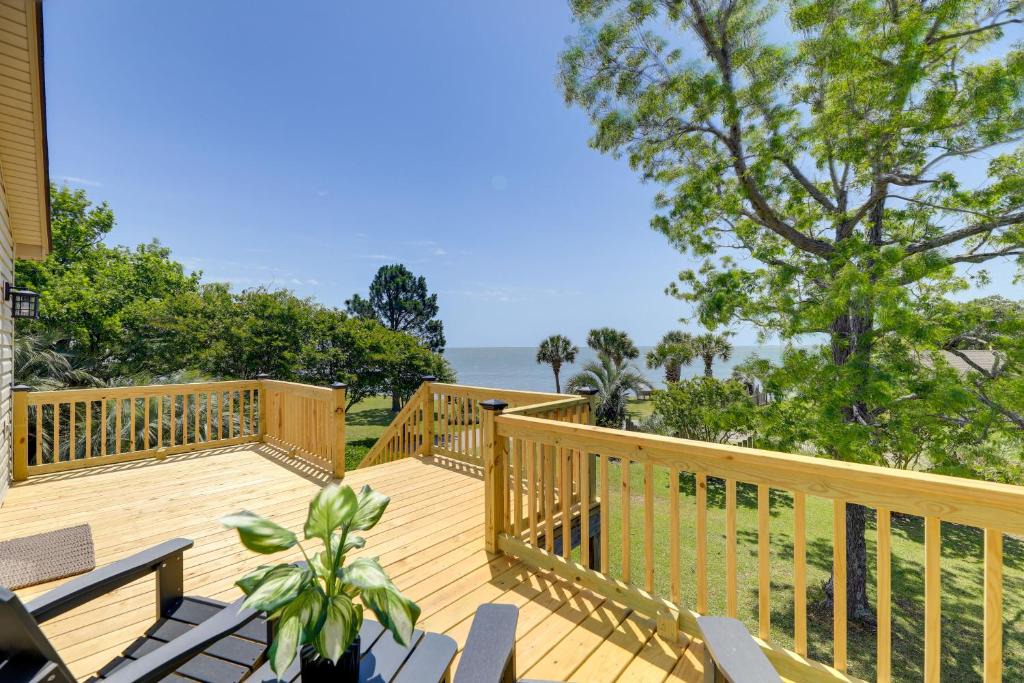 Marshallberg House | Waterfront Crystal Coast Vacation Rental w/Deck!
