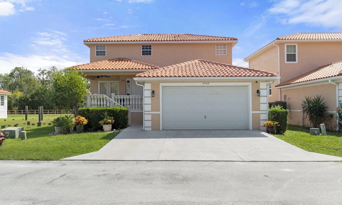 Homosassa Villa | Waterfront! Docks available for rent and extra parking lot and ice machine