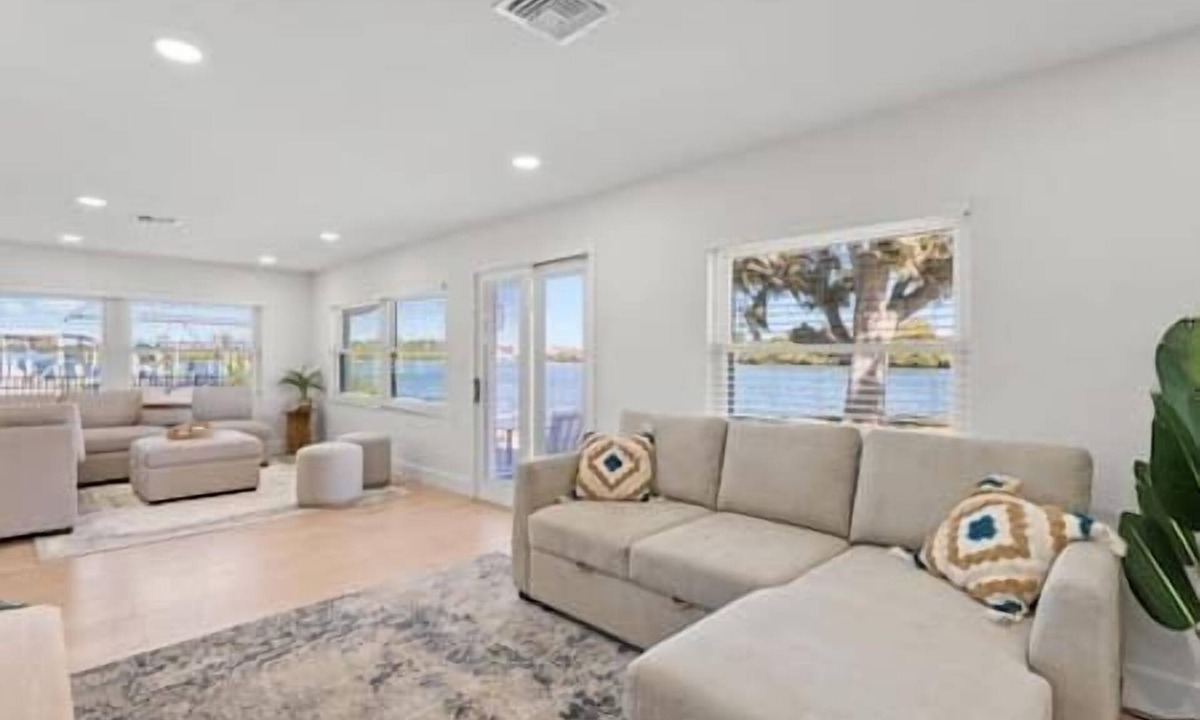 Tarpon Springs House | Waterfront Experience | Boatlift & Boat Rental