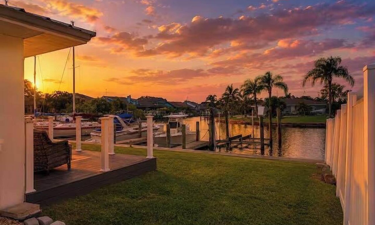 Apollo Beach House | Waterfront - Family & Pet Friendly for 6