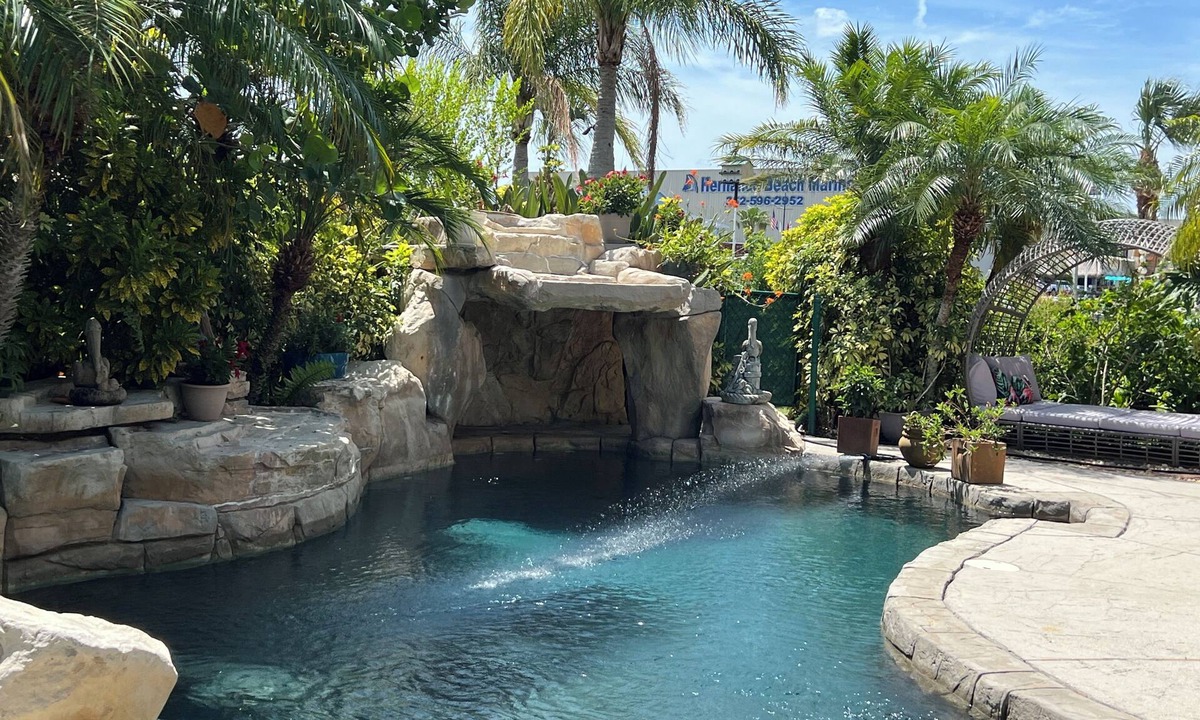 Spring Hill House | Waterfront Luxury Retreat Pool, Hot Tub, Private Docks, Chefs Kitchen & Elevator