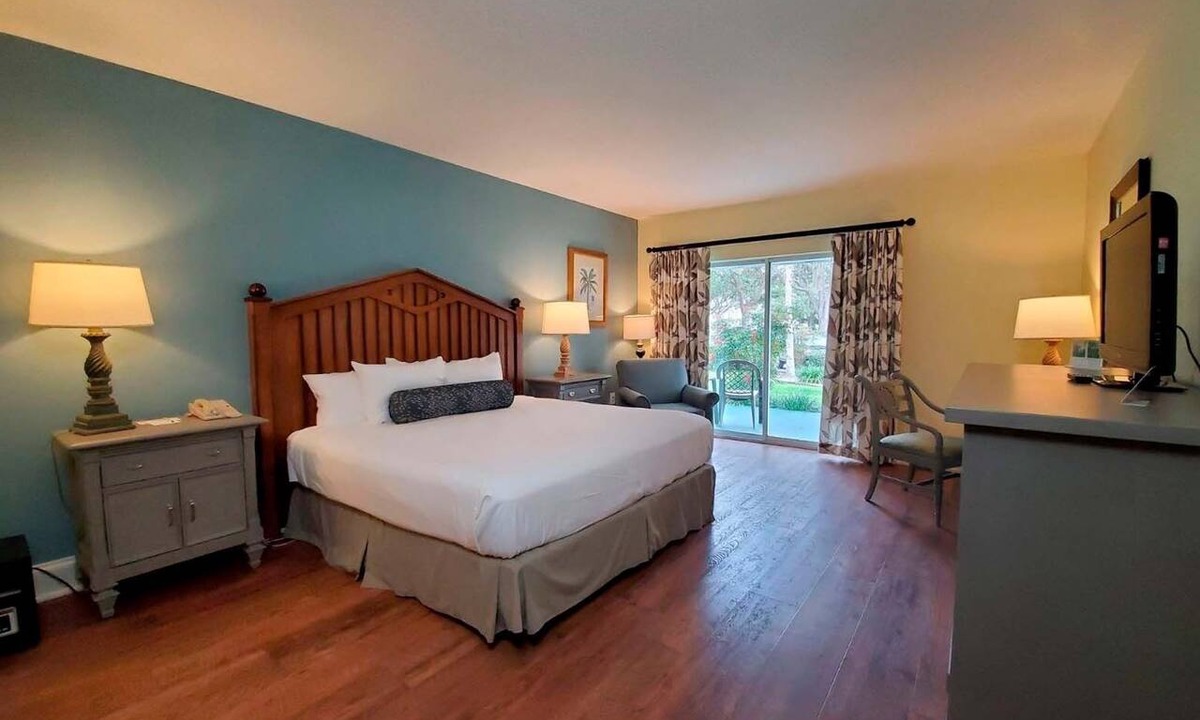 Crystal River Hotel | Waterfront Resort | Pools, Dining & Adventure on Crystal River