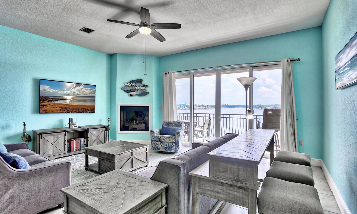 Redington Shores House | 🌊Waterfront Townhouse-Redington Retreat-Quick Walk to Beach