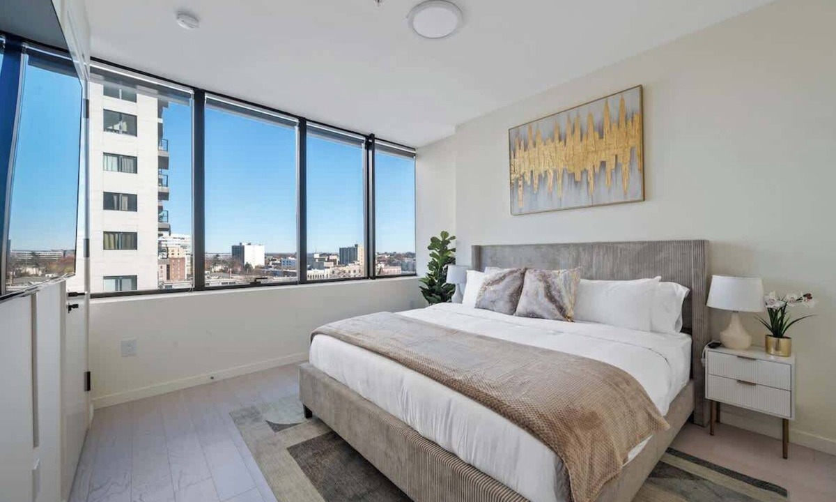 East Orange Apartment | Welcome to the 808 - Free parking - KING BED