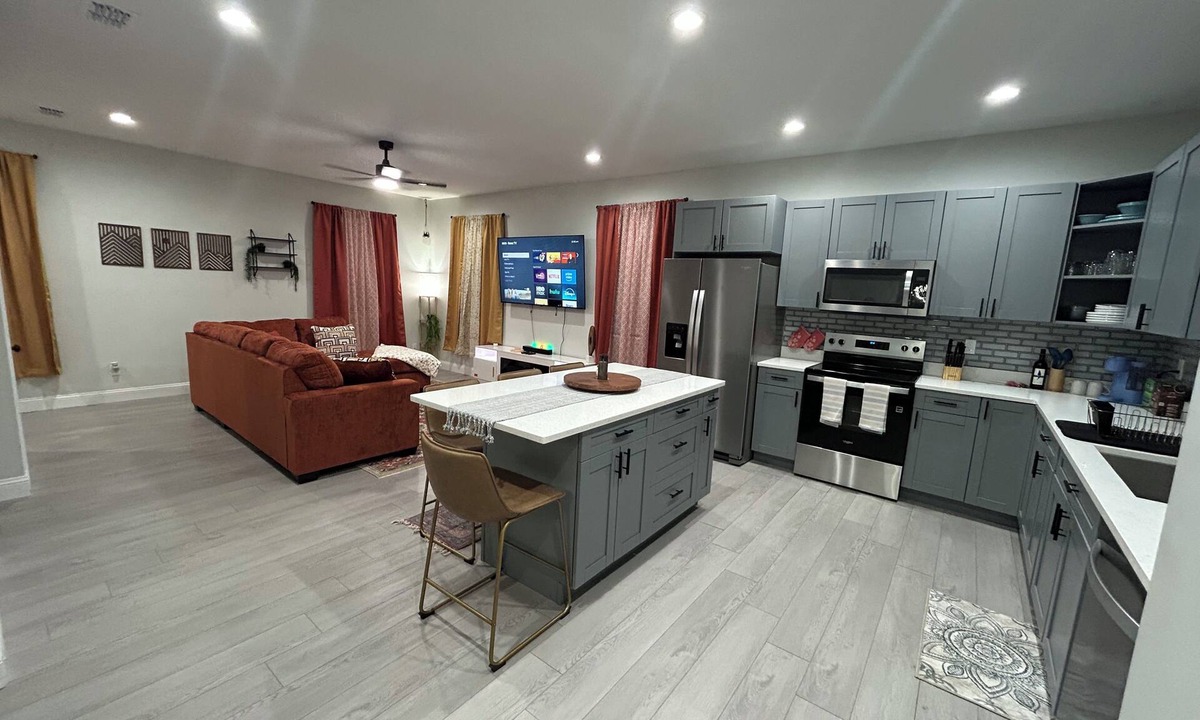 Westside House | Welcome to the Ember Retreat ft. Fully fenced yard 3/2.5 bed& bath and Game Room