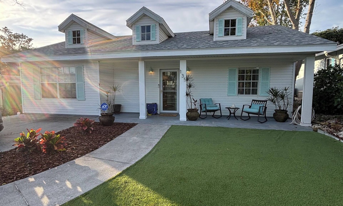 Crystal Beach House | Welcoming 4-bedroom house with hot tub in Palm Harbor