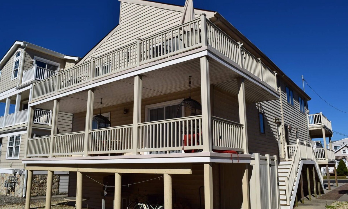 Sea Isle City House | Well maintained townhouse located only sixth position from the beach in one of the hottest Beachblock areas in Sea Isle