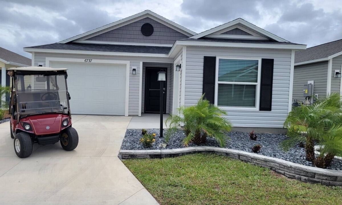 Okahumpka House | Wow! Beautiful three bedroom, two bath house nestled in the newest part of The Villages FL