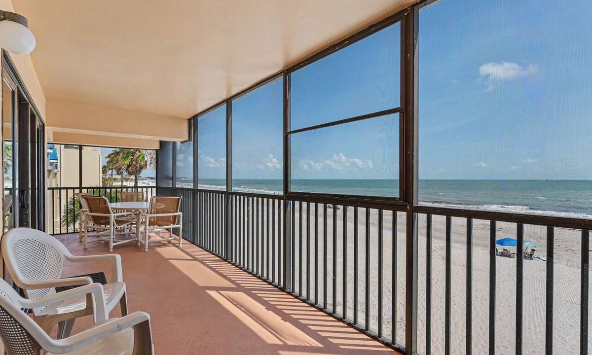 Madeira Beach Condo | Wrap Around Balcony - Beach front - Villa Madeira 301