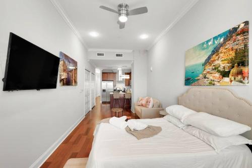 Olde Kensington Apartment | XL Studio - Studio with Pool & Scenic Rooftop
