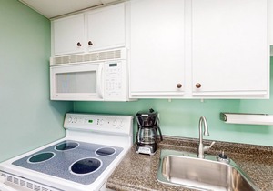 12th-floor oceanfront condo with hot tubs, pools, beach views, balcony & gym