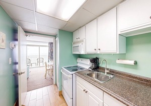 12th-floor oceanfront condo with hot tubs, pools, beach views, balcony & gym