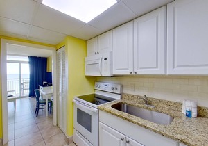 8th-floor oceanfront condo with beach views, balcony, hot tubs, pools, gym, AC