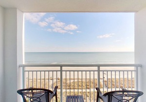 8th-floor oceanfront condo with beach views, balcony, hot tubs, pools, gym, AC