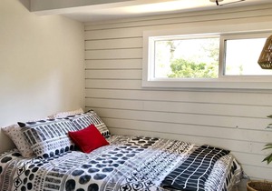 Beachfront Cottage, Short Walk to Downtown!
