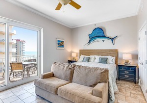 Beautiful Beachfront Condo w/ Free WiFi, Central AC, Plus Shared Pool & Hot Tub
