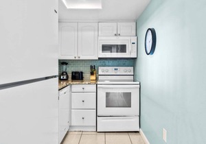 Beautiful Direct Oceanfront Condo W/Heated Pool & Steps to the Pier!🌴
