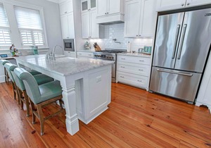 Bright, Luxurious Executive Rental Near Forsyth w/Parking by Lucky Savannah