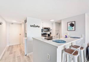 CHIC STUDIO STEPS FROM THE BEACH