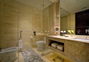 Heavenly Comfortable beds & Pillows! Spacious Room w/Outdoor Pool and Shuttle