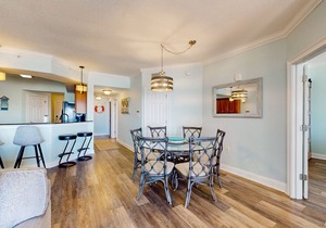 Mexico Beach condo w/full beach view, central AC, and shared pool & hot tub
