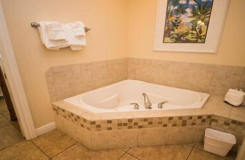 Bradenton Beach Hotel | 1 Bedroom, 1 Bathroom Deluxe Partial Bay View. Pet Friendly