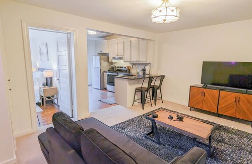 Pettigru Street Historic District Apartment | 1 bedroom apt, Steps from Swamp Rabbit Trail, 15 minute walk to Main st.