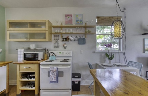 Kingston House | 1 Bedroom Spanish Bungalow Guest House