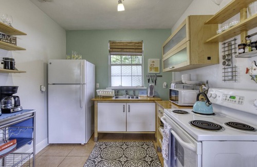 Kingston House | 1 Bedroom Spanish Bungalow Guest House