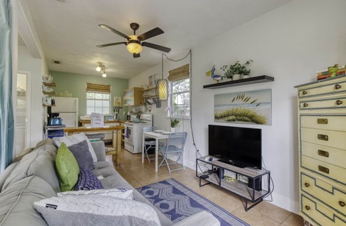 Kingston House | 1 Bedroom Spanish Bungalow Guest House
