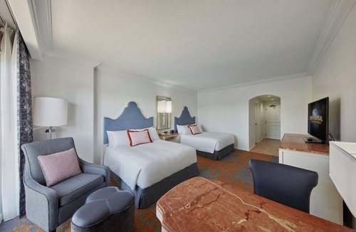 Florida Center Hotel | 1-Bedroom Suite at a 4⭐️ Hotel