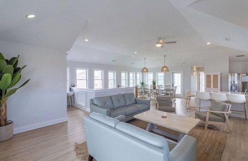 Nags Head House | 🏖️1 min to beach access!🏊‍♂️Heated pool, hot tub, pets, ocean views, arcade!