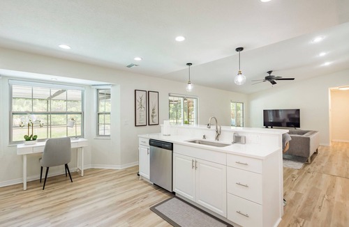 Clearwater House | 10 min to Clearwater Beach - Spacious - Large Salt Heated Pool - Family Friendly