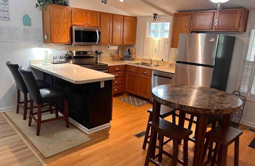 Saint Helena Island Cottage | 10 Minute drive to the Beach. Pets allowed