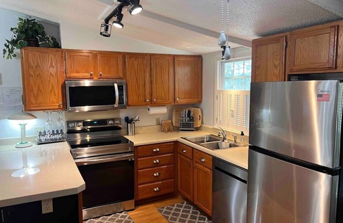 Saint Helena Island Cottage | 10 Minute drive to the Beach. Pets allowed