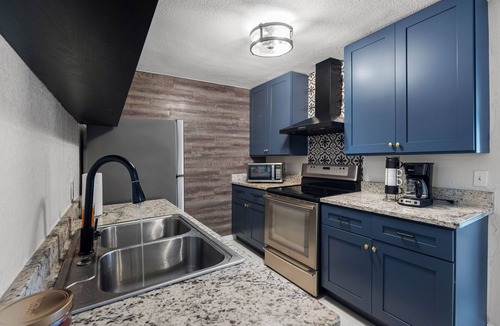 Tampa House | ⤿15 bdrm Villa Nr. Airport, Riverwalk, Stadiums & Beaches w/fire pit Sleeps 33⤾