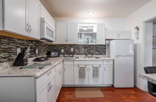 Conway House | 1BR Urban Escape Fast Wi-Fi + Pet-Friendly