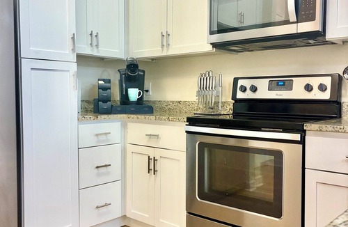 Southside Apartment | 1st Floor, 3-King Beds, Baptist South, St. Aug, Nocatee, Gym, Pool, 70in SmartTV